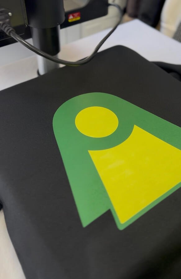 Buzos y remeras - Ariel Iluminación
